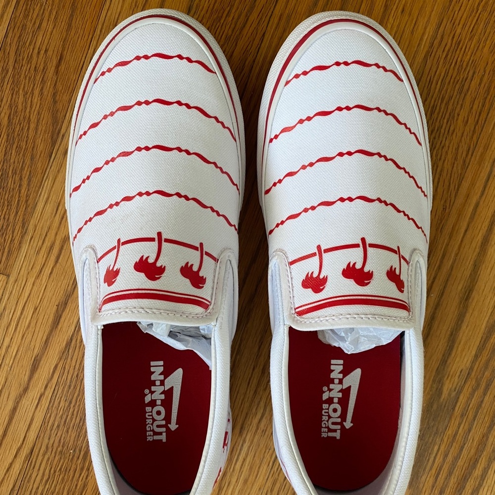 NWT In N Out Women’s Sneaker